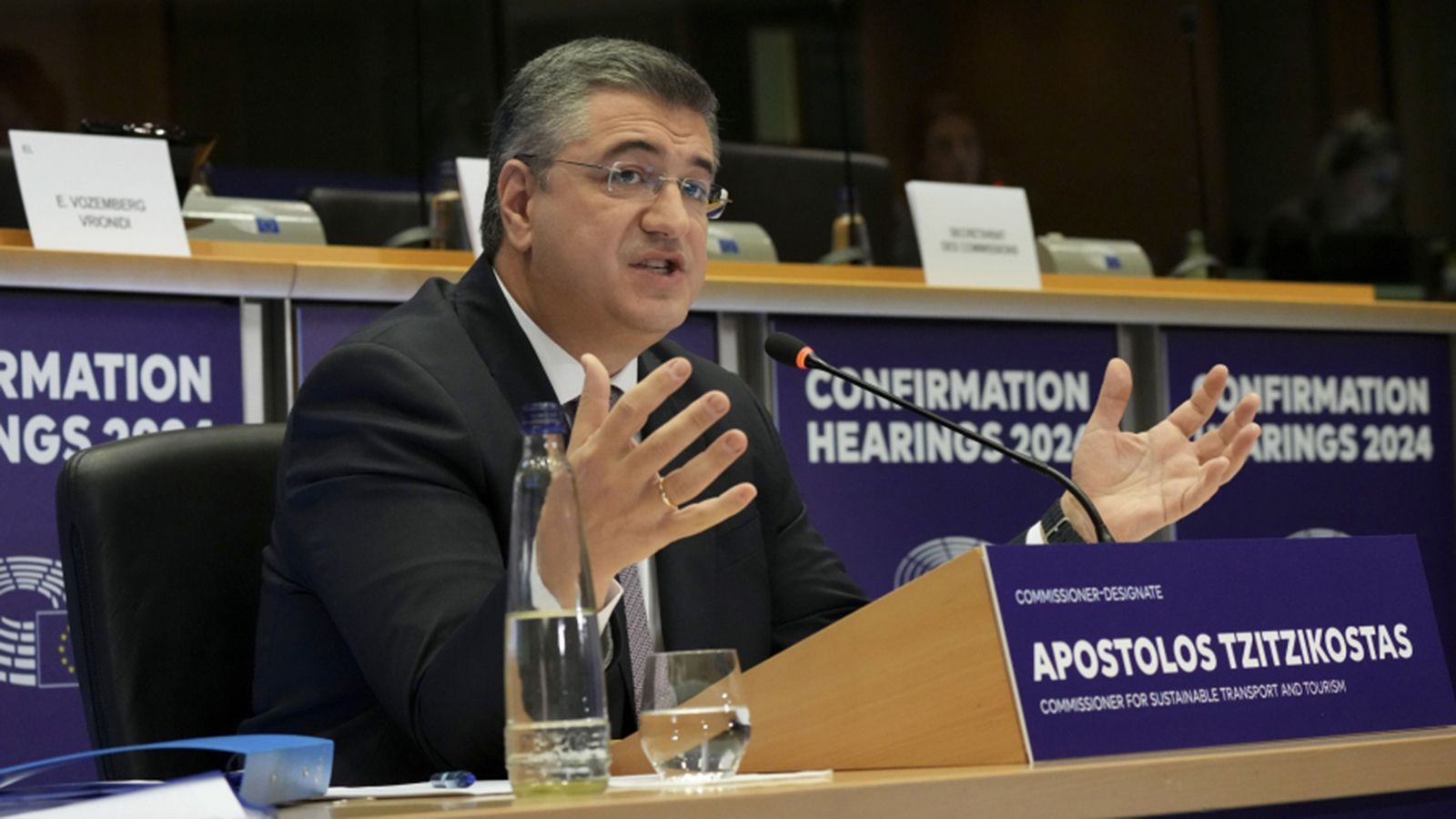 Ο Απόστολος Τζιτζικώστας προανήγγειλε την παραμονή βενζίνης/diesel μετά το 2035.